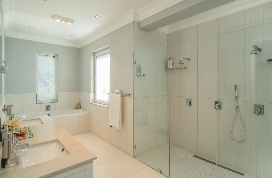 7 Bedroom Property for Sale in Cairnside Western Cape
